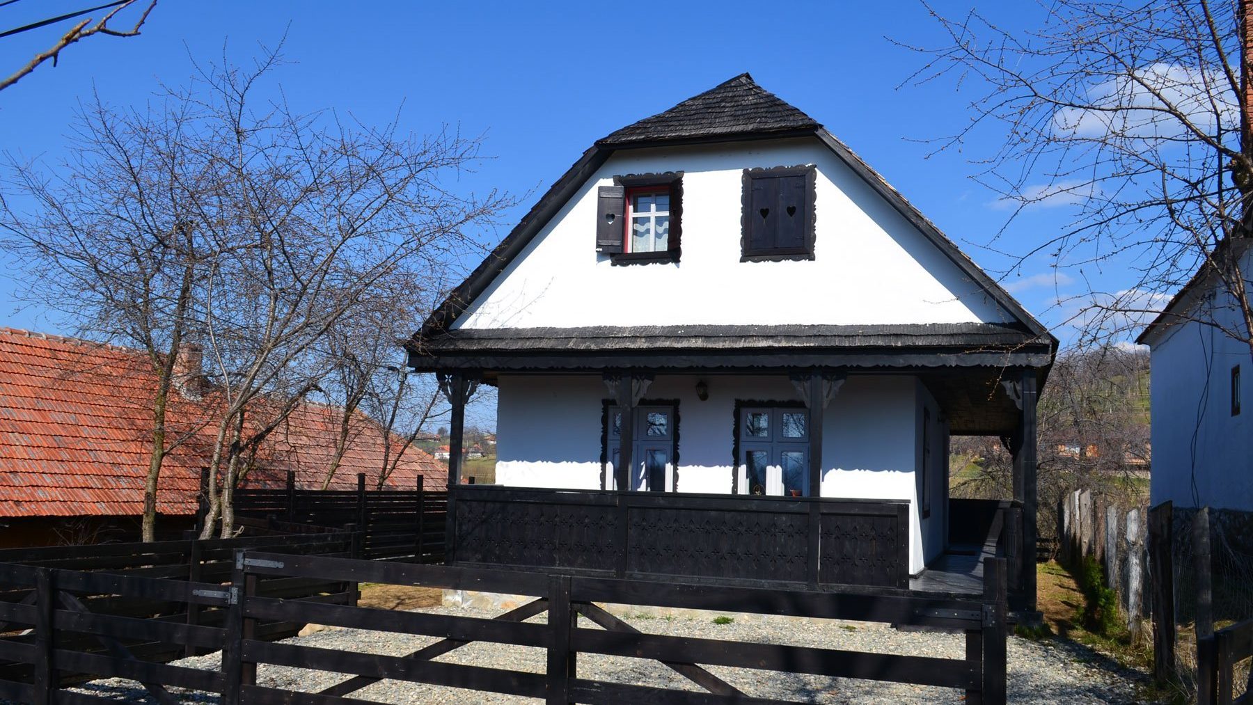 Casa cu Pridvor